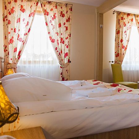Sloneczny Port Bed and Breakfast Mikołajki Exteriör bild