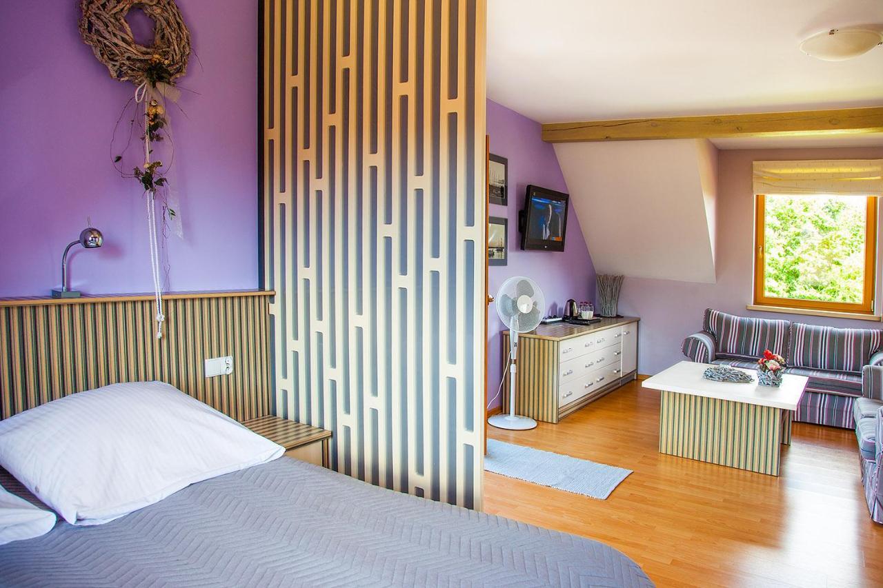 Sloneczny Port Bed and Breakfast Mikołajki Exteriör bild