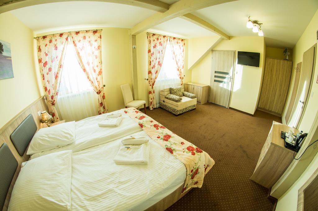 Sloneczny Port Bed and Breakfast Mikołajki Exteriör bild