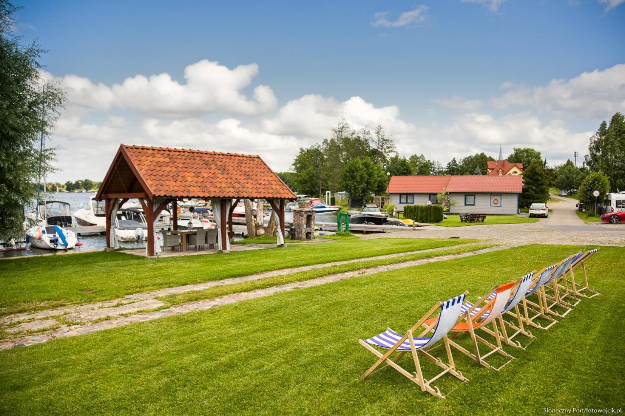 Sloneczny Port Bed and Breakfast Mikołajki Exteriör bild