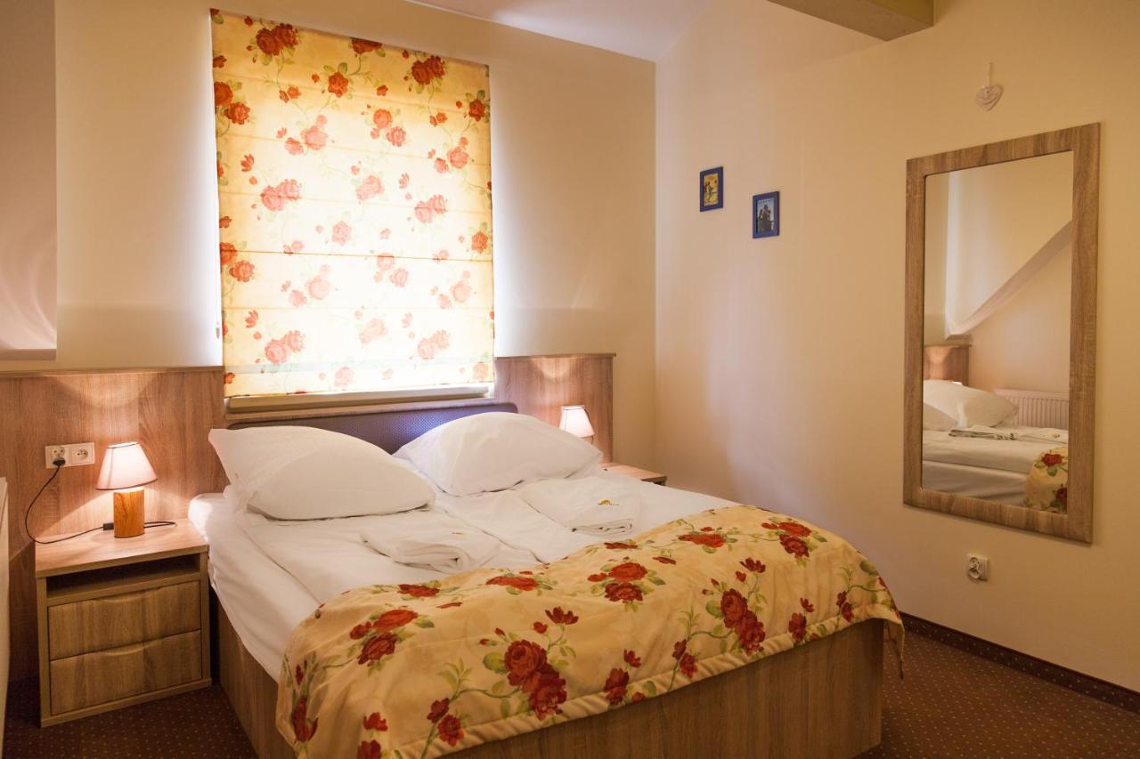 Sloneczny Port Bed and Breakfast Mikołajki Exteriör bild